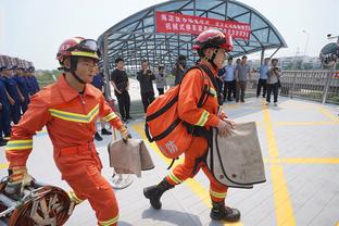 官方：卢顿与32岁右翼卫汤森续签了一份新的长期合同